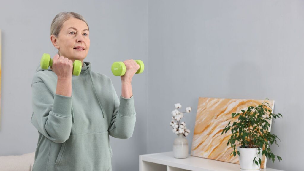 woman lifting dumbells